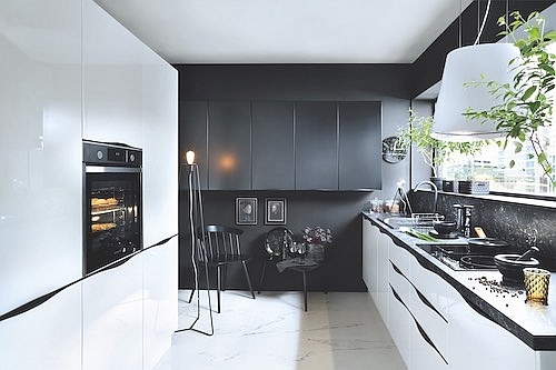 Capital – 38th elysee avenue – bílý lesk/černý mat